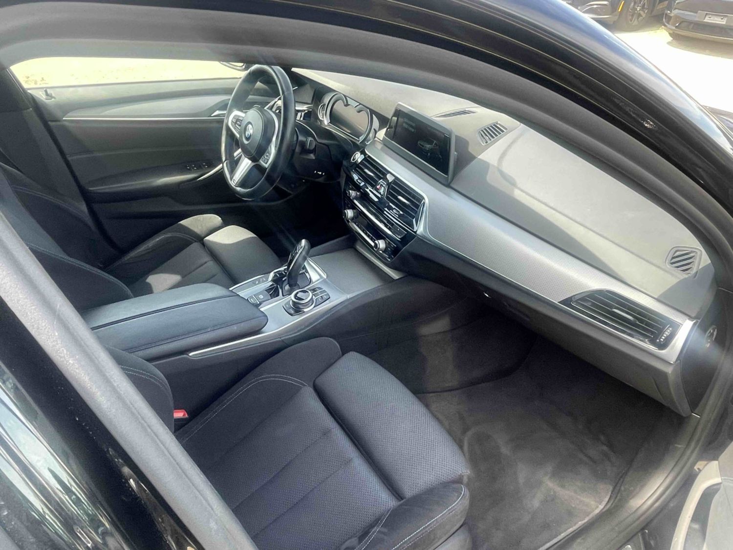 
								BMW 530e full									