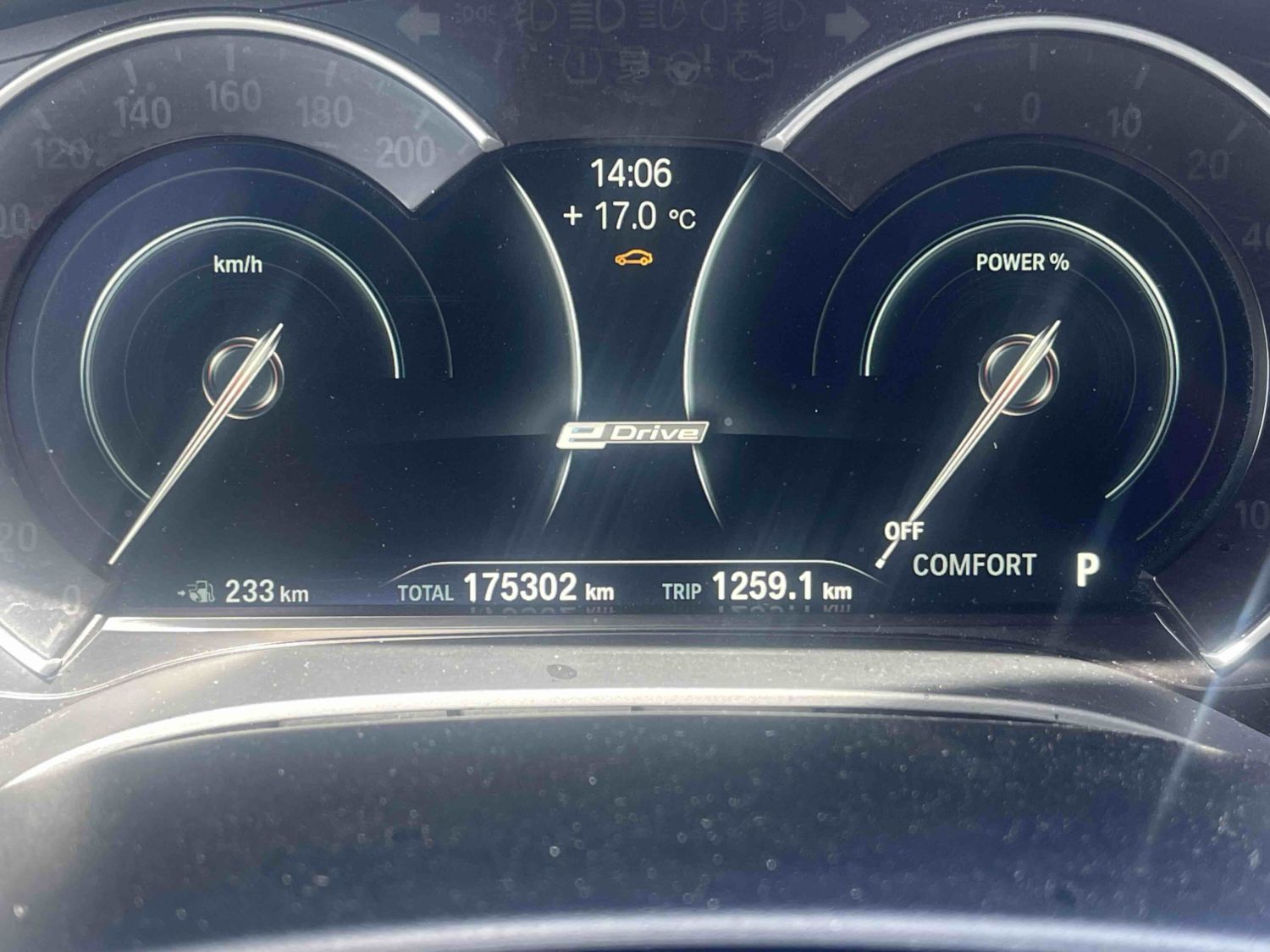 
								BMW 530e full									