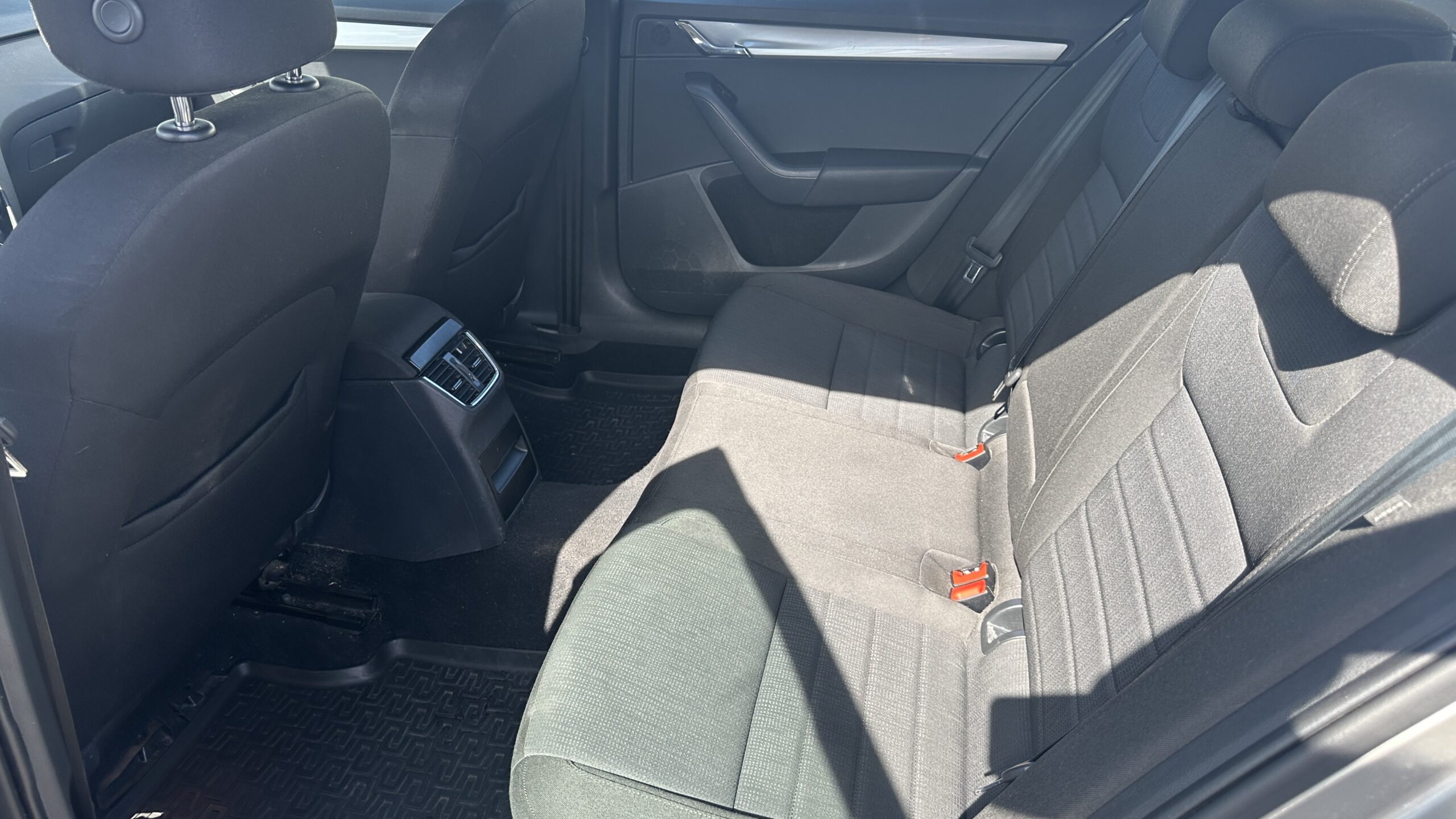 
								Skoda Octavia 1,6 TDi DSG full									