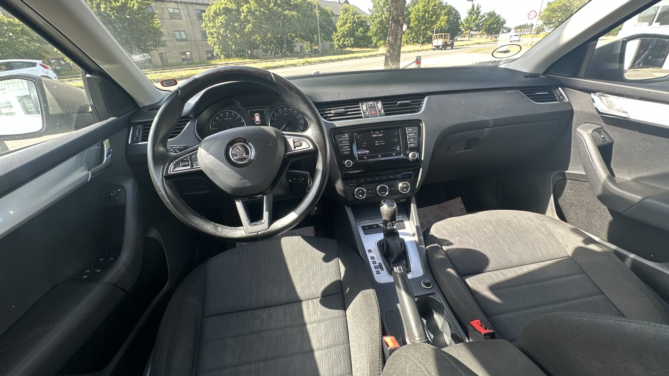 
								Skoda Octavia 1,6 TDi DSG full									