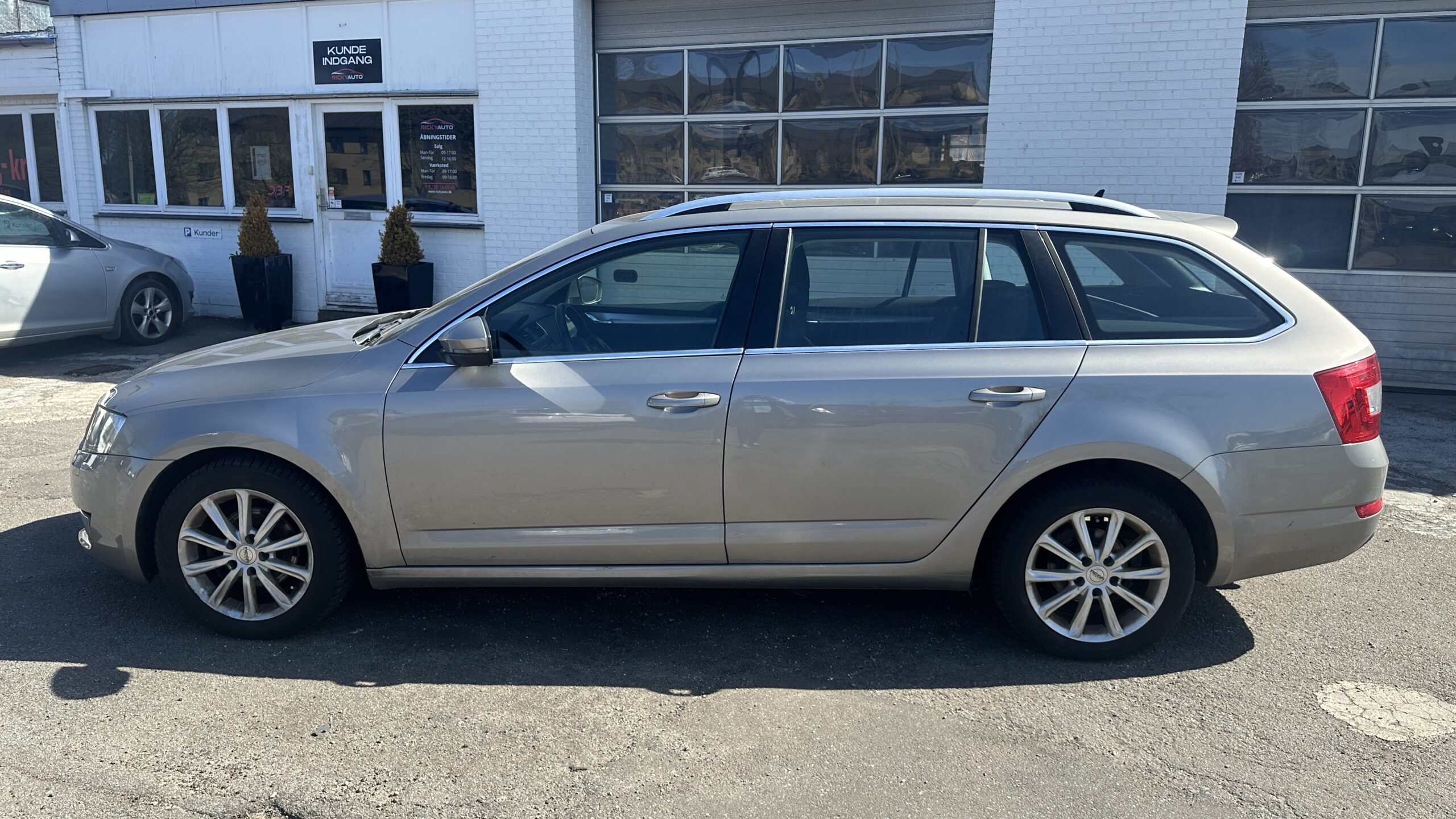 
								Skoda Octavia 1,6 TDi DSG full									