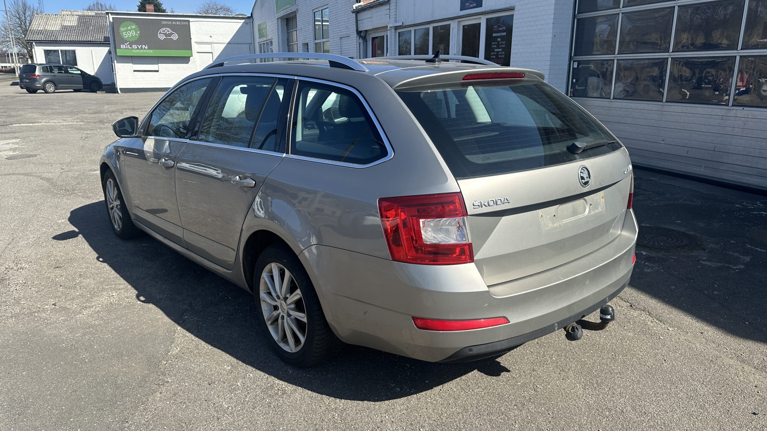 
								Skoda Octavia 1,6 TDi DSG full									