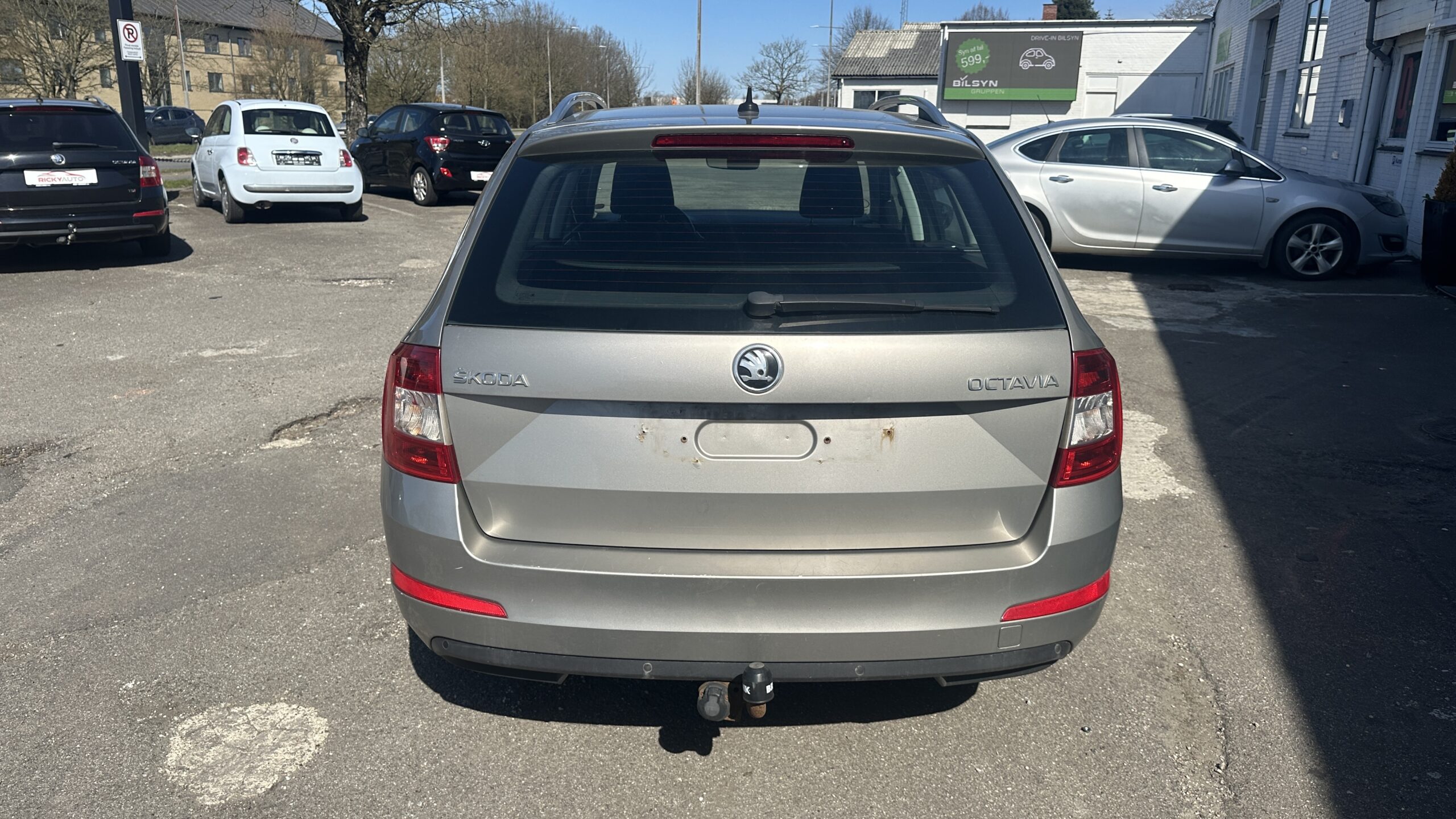 
								Skoda Octavia 1,6 TDi DSG full									