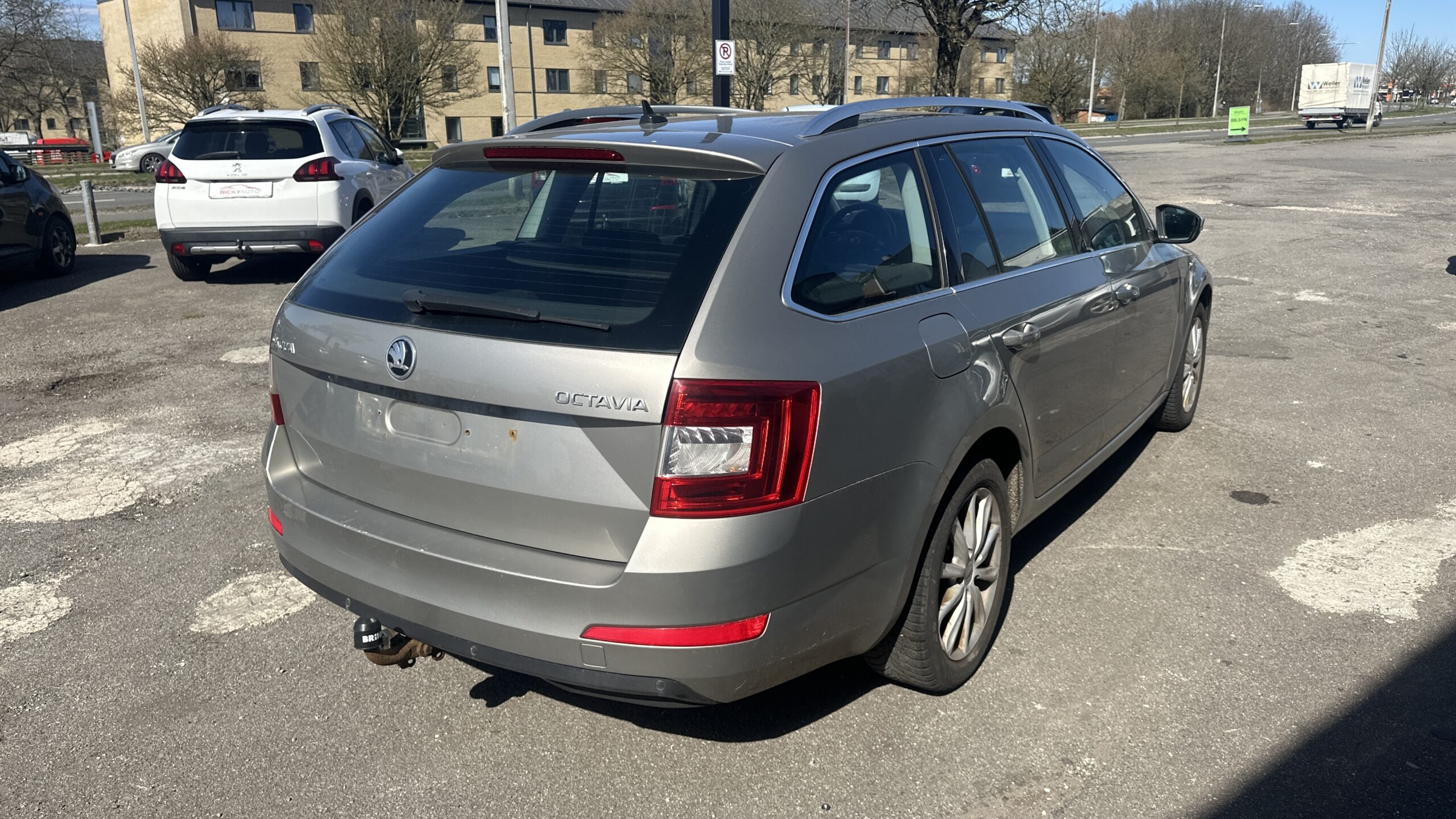 
								Skoda Octavia 1,6 TDi DSG full									