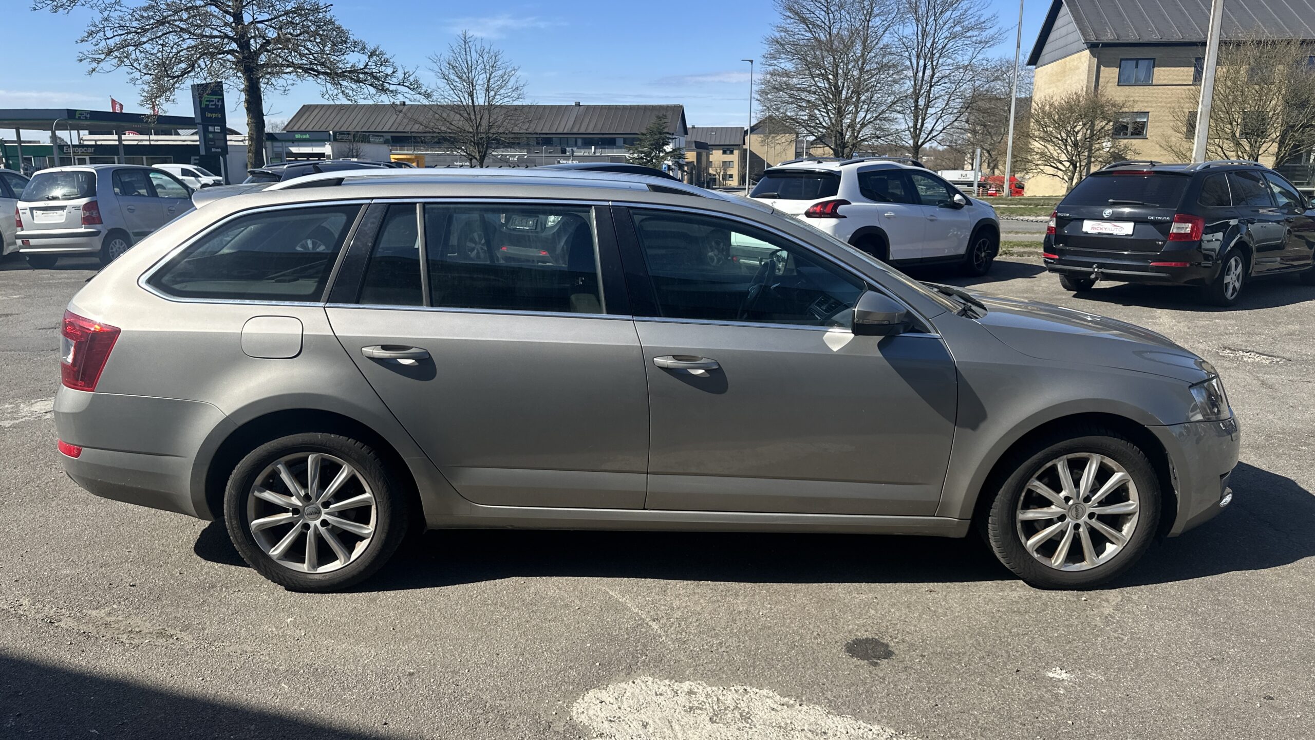 
								Skoda Octavia 1,6 TDi DSG full									