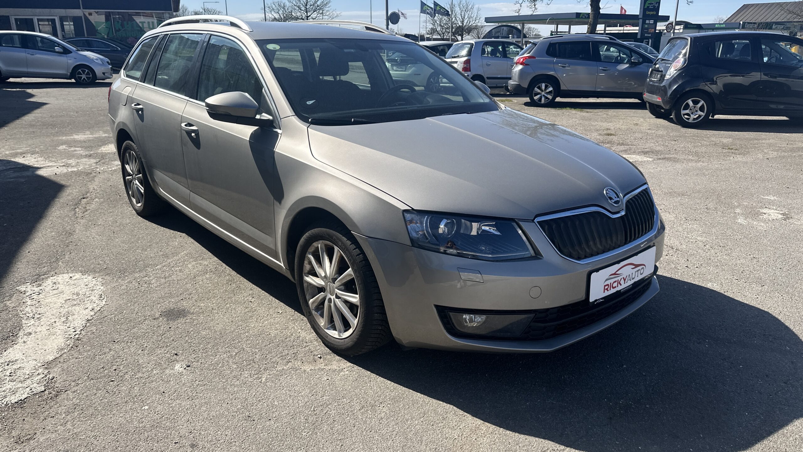 
								Skoda Octavia 1,6 TDi DSG full									