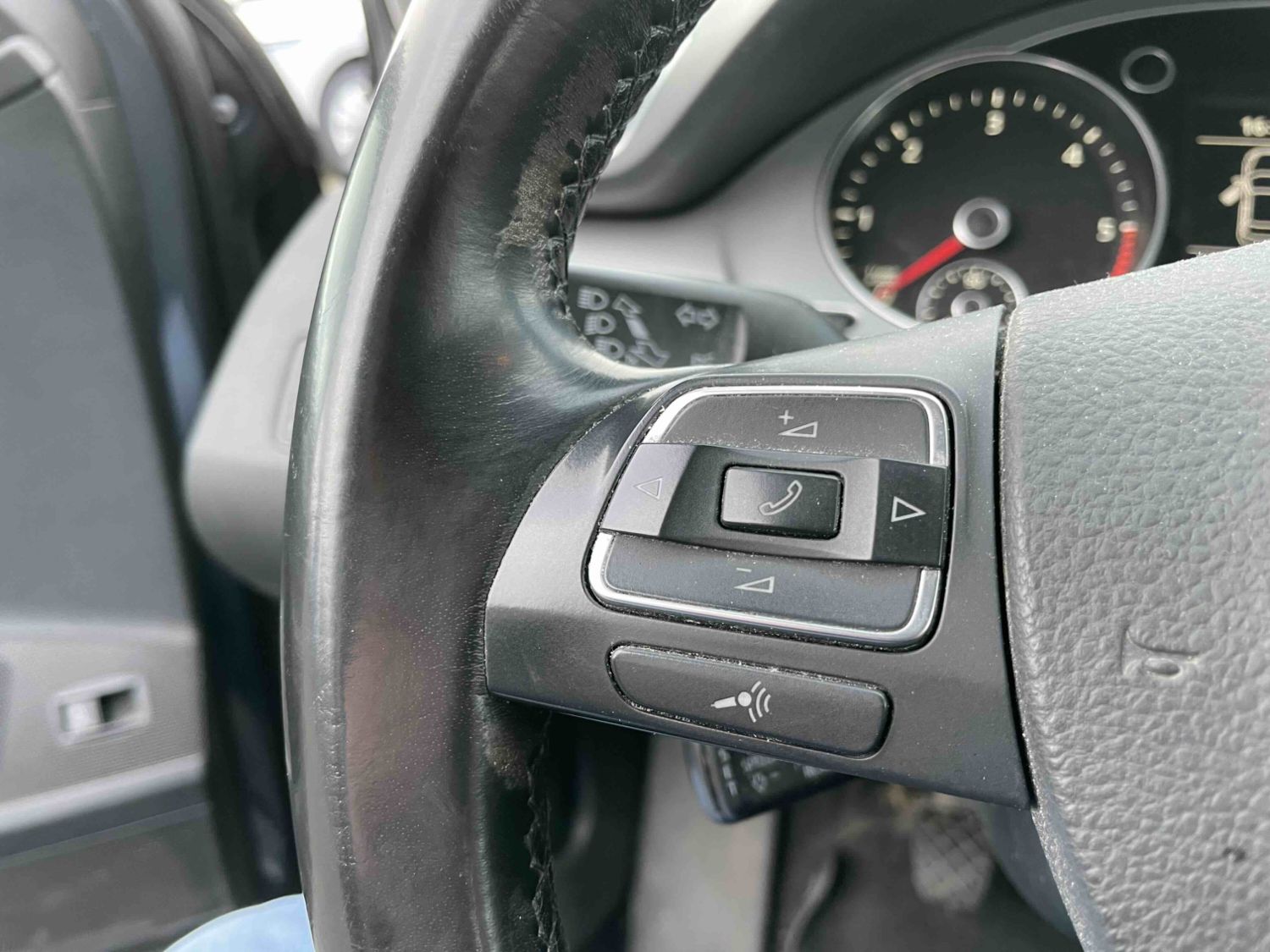 
								Volkswagen Passat full									