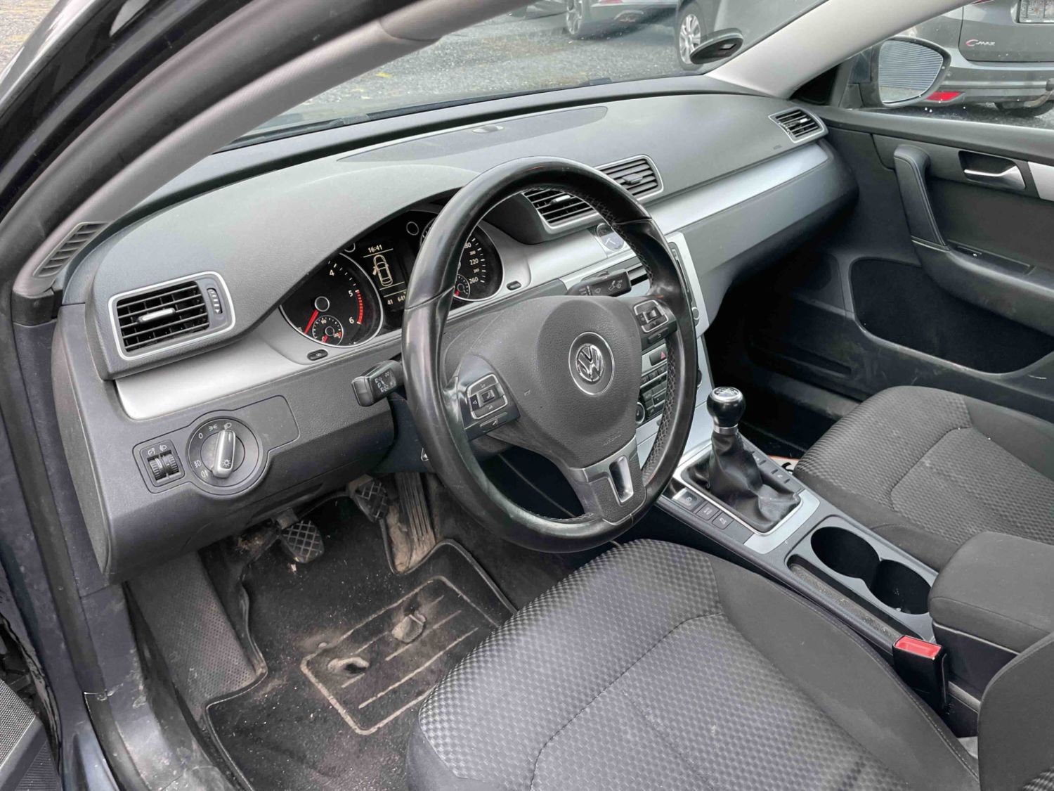
								Volkswagen Passat full									