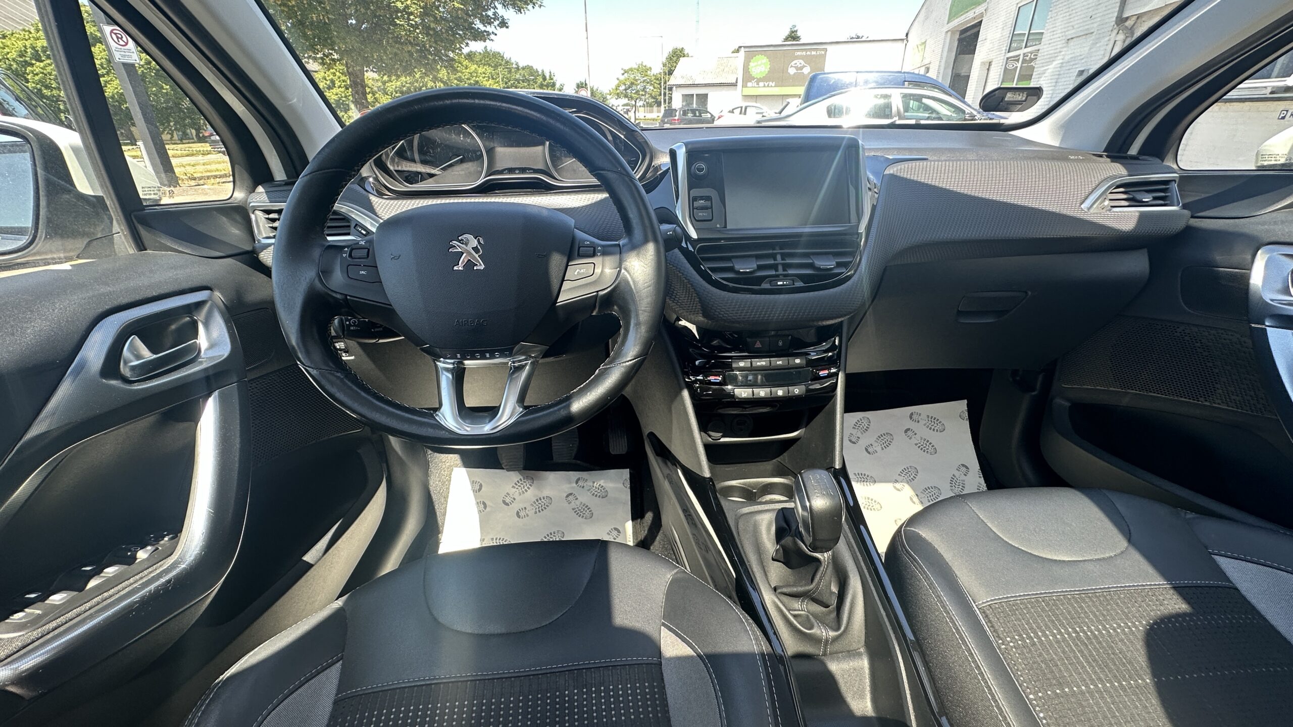 
								Peugeot 2008 1,6 BlueHDi full									