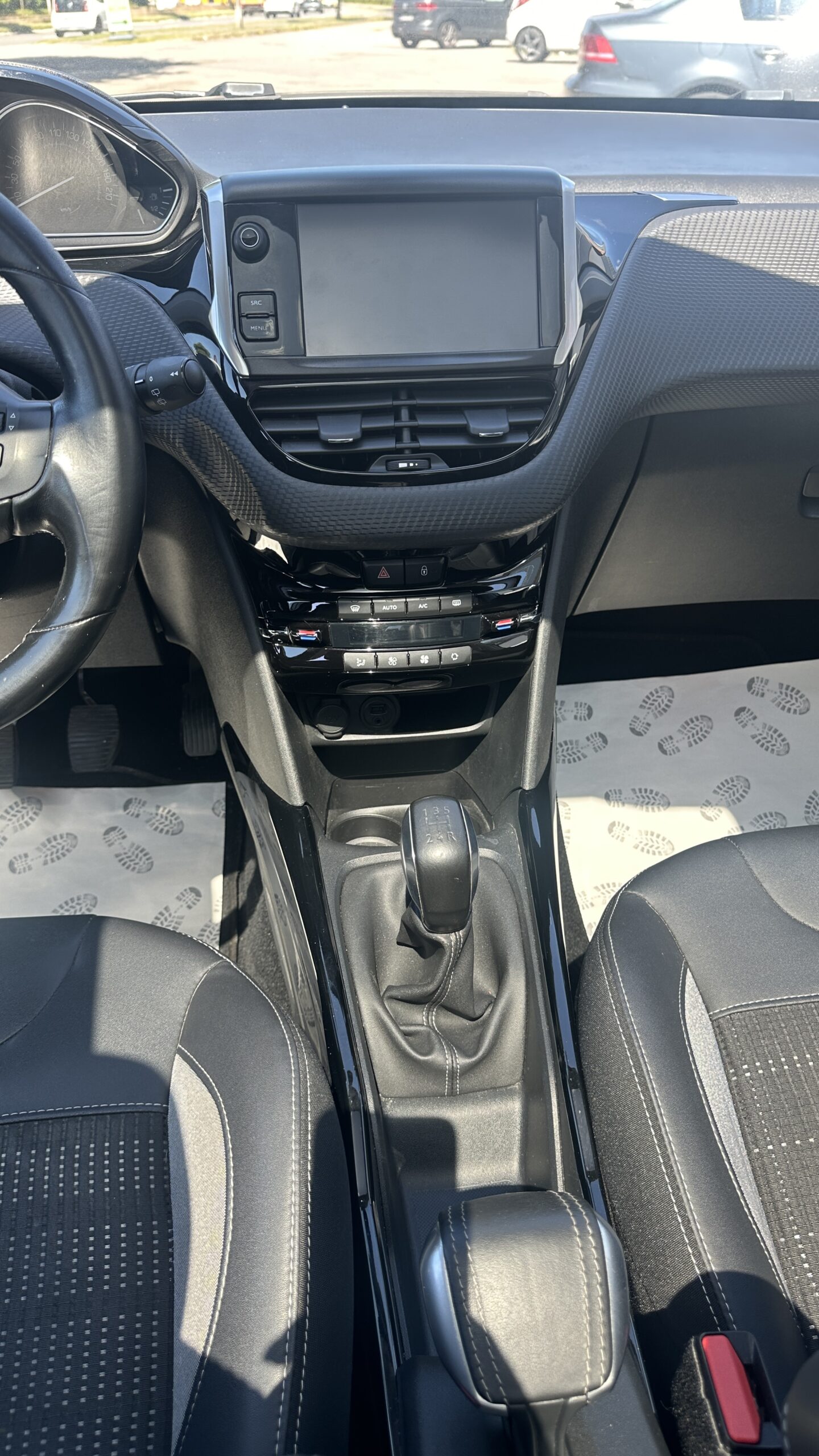 
								Peugeot 2008 1,6 BlueHDi full									