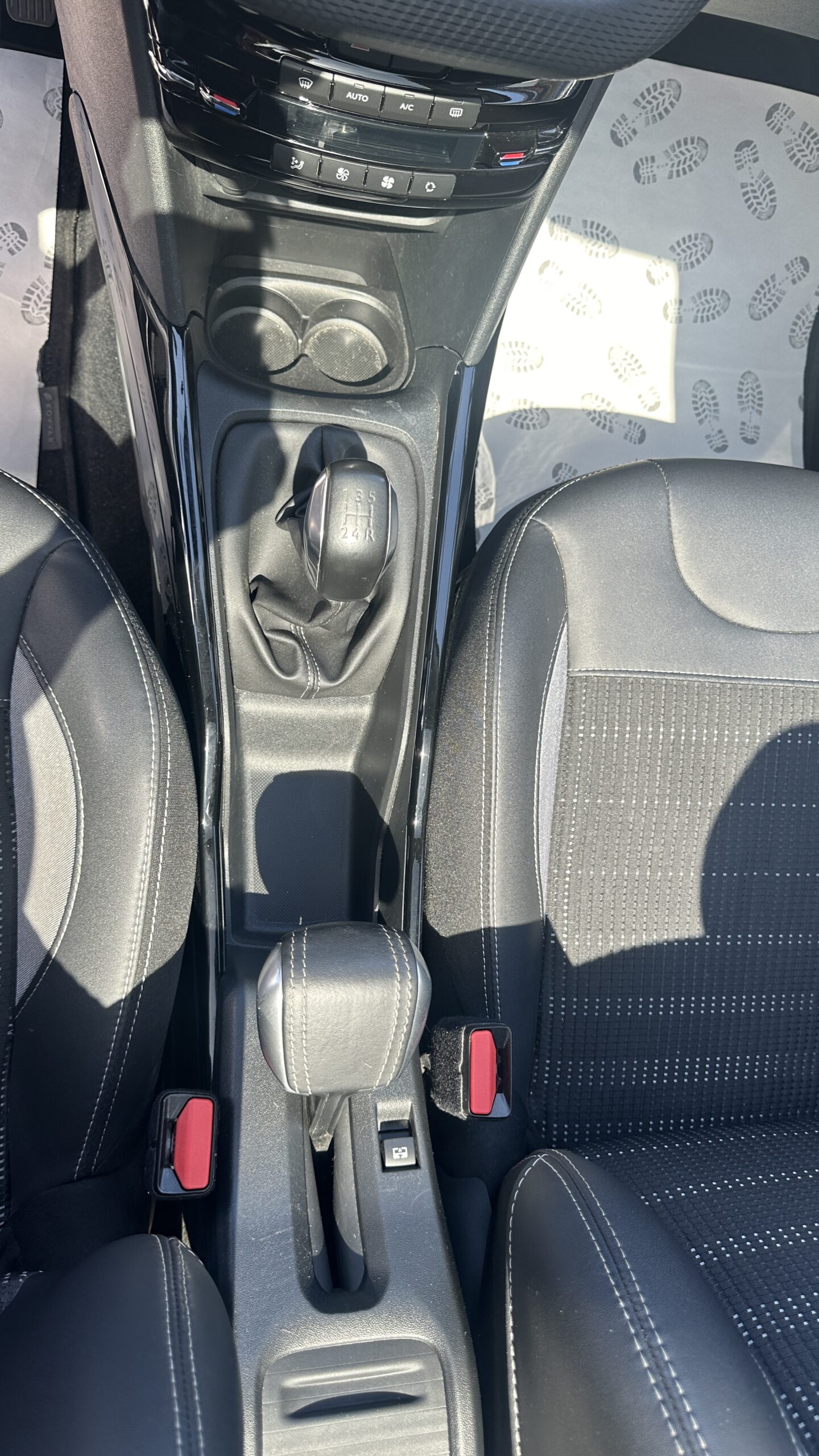 
								Peugeot 2008 1,6 BlueHDi full									