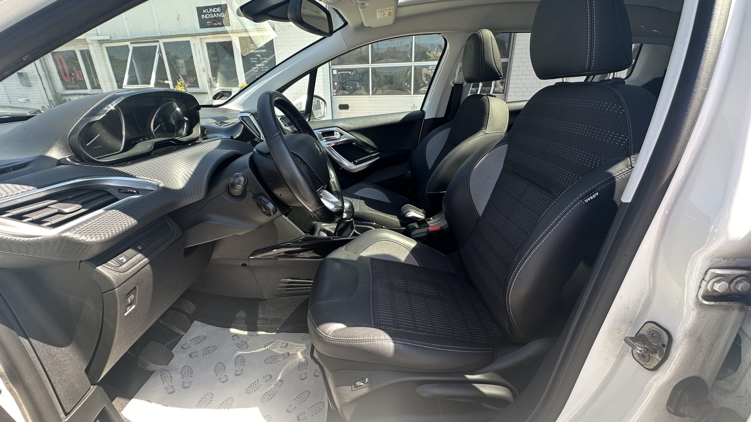 
								Peugeot 2008 1,6 BlueHDi full									