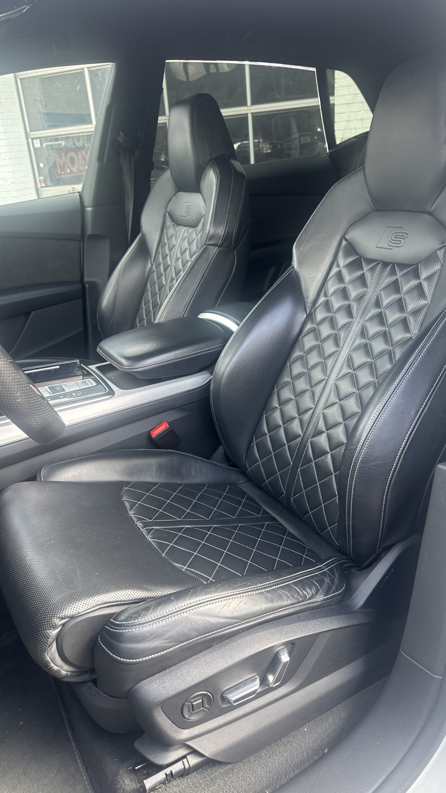 
								Audi Q8 full									