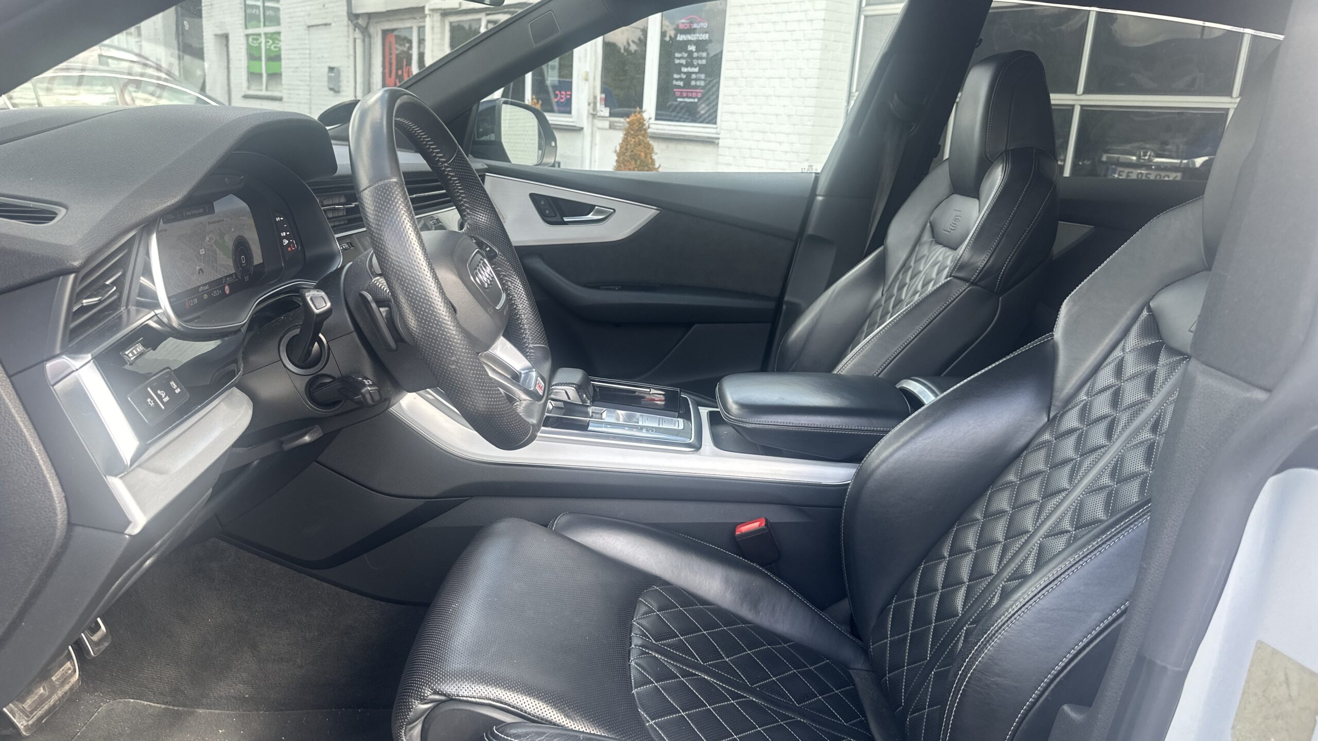 
								Audi Q8 full									
