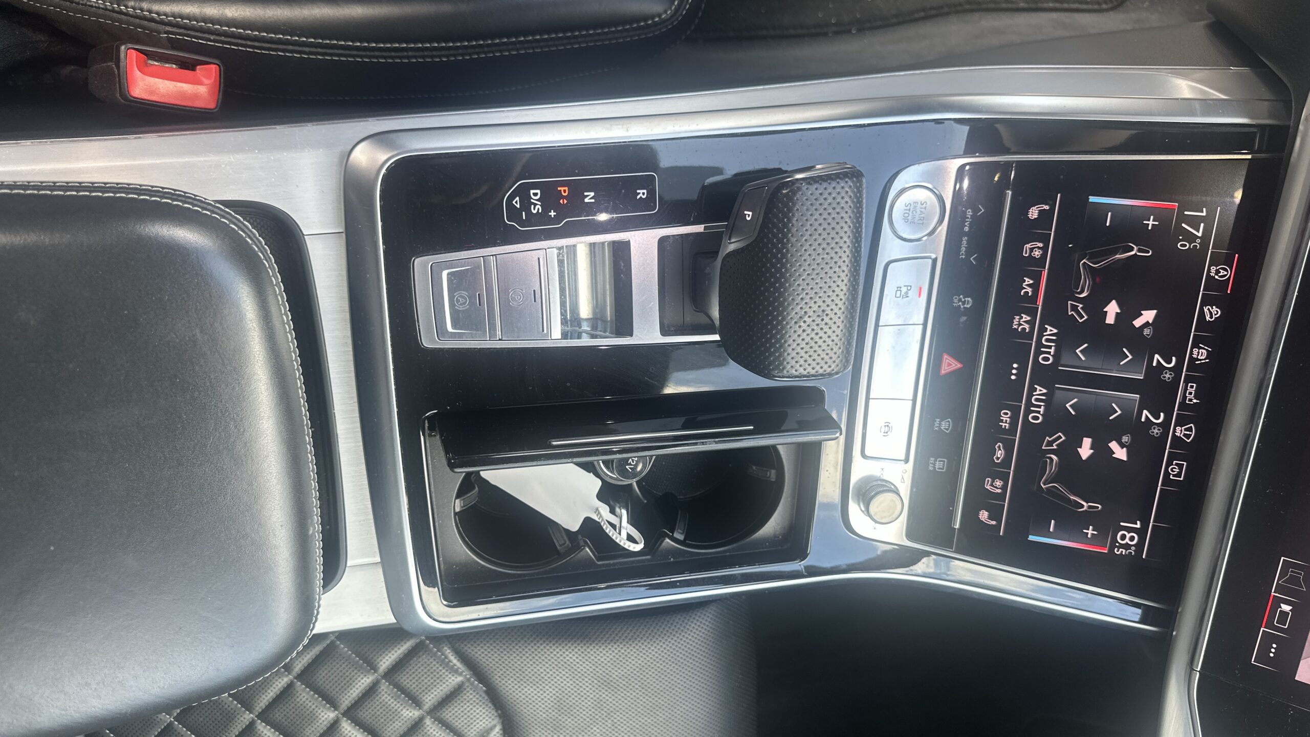 
								Audi Q8 full									