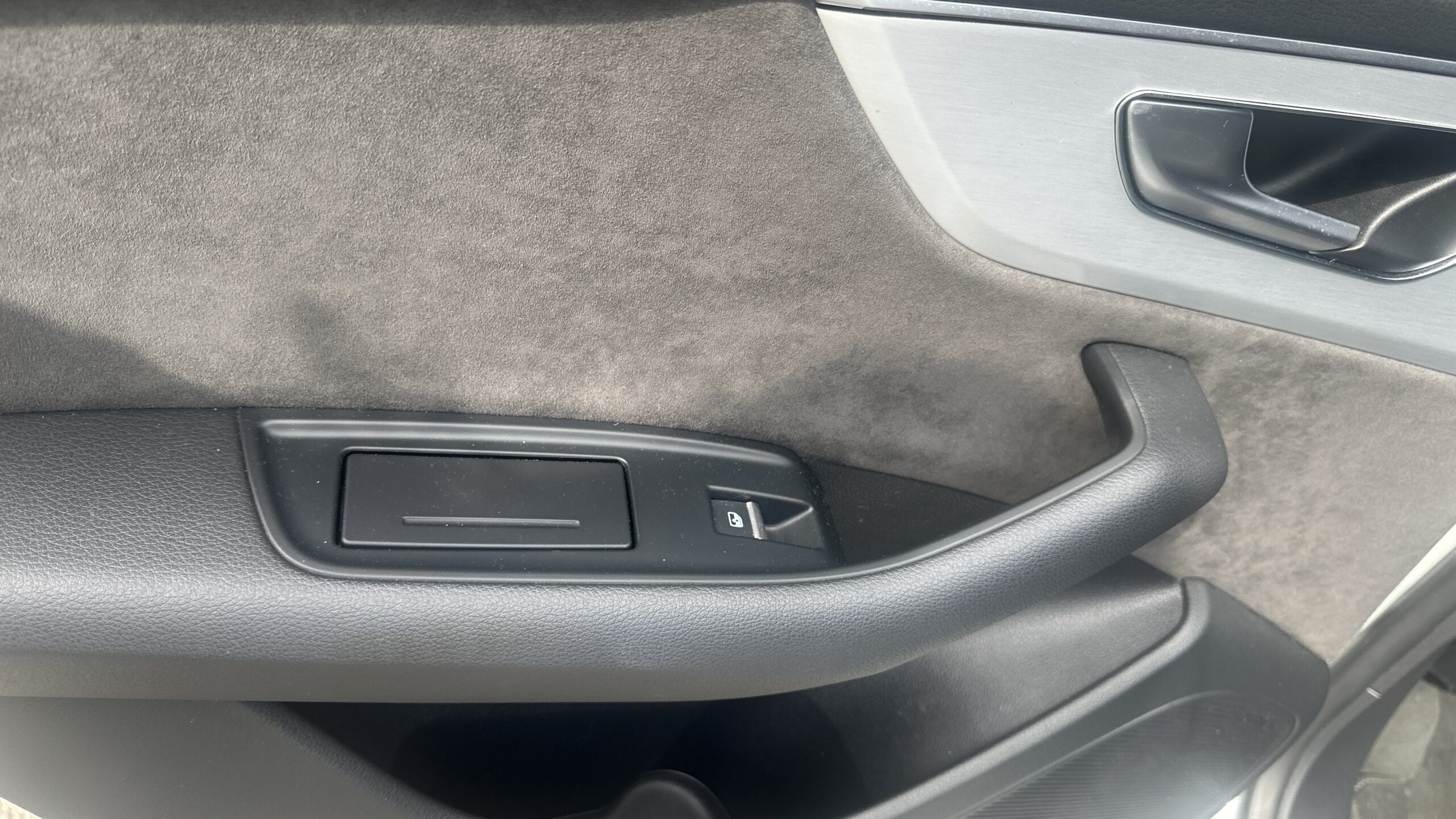 
								Audi Q8 full									