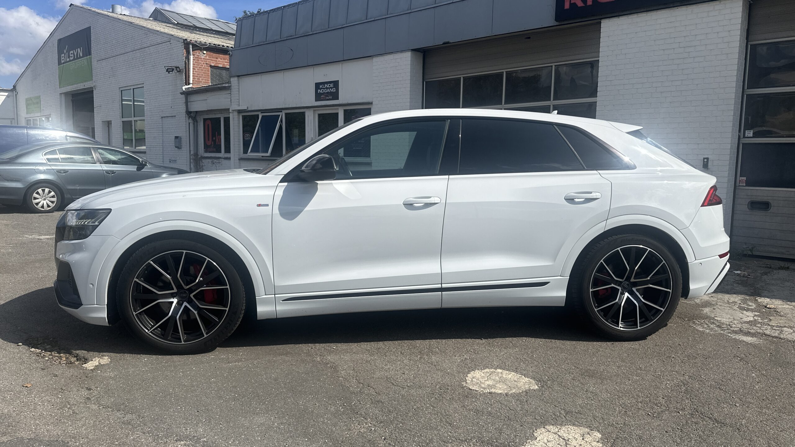
								Audi Q8 full									