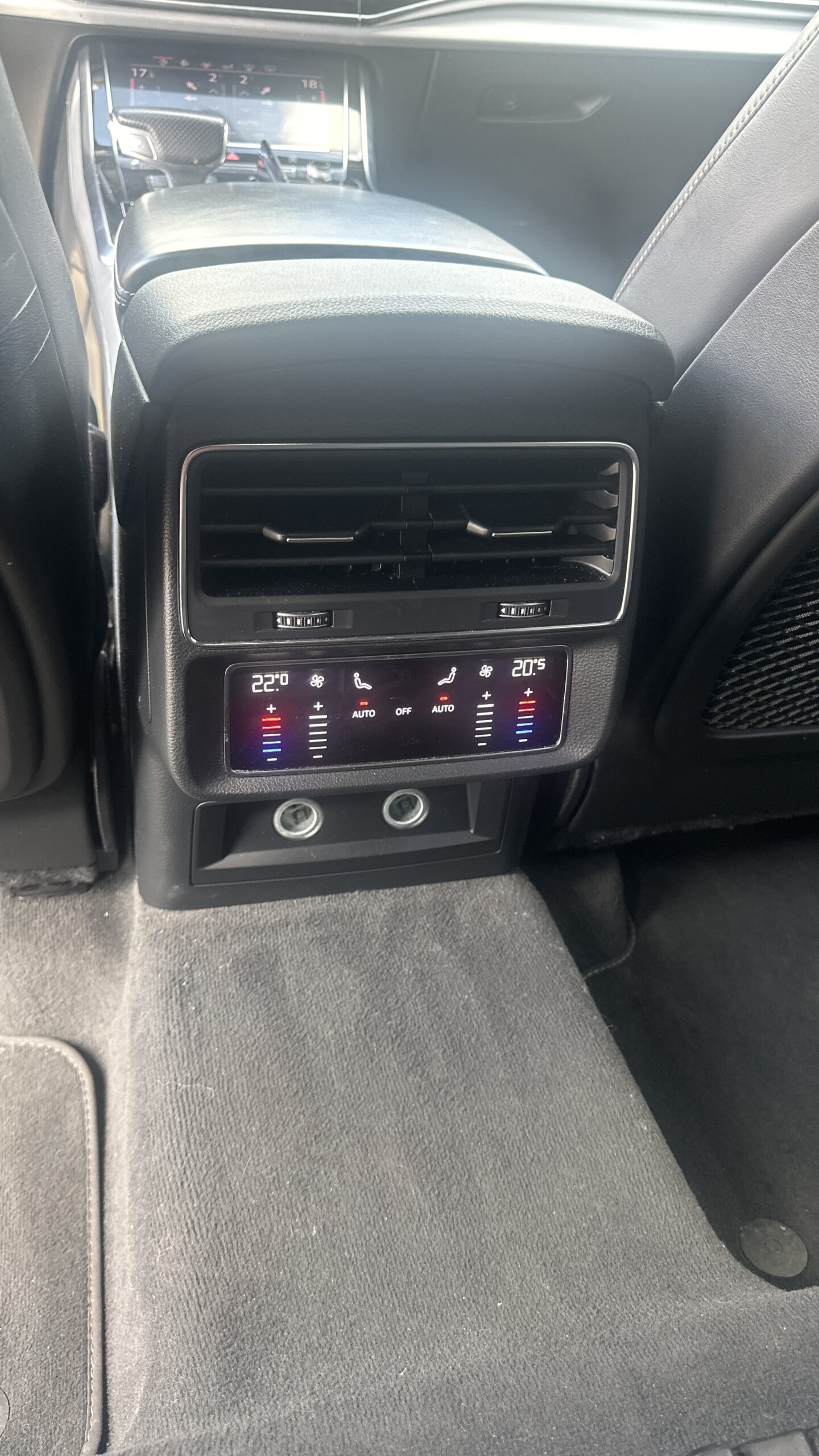 
								Audi Q8 full									