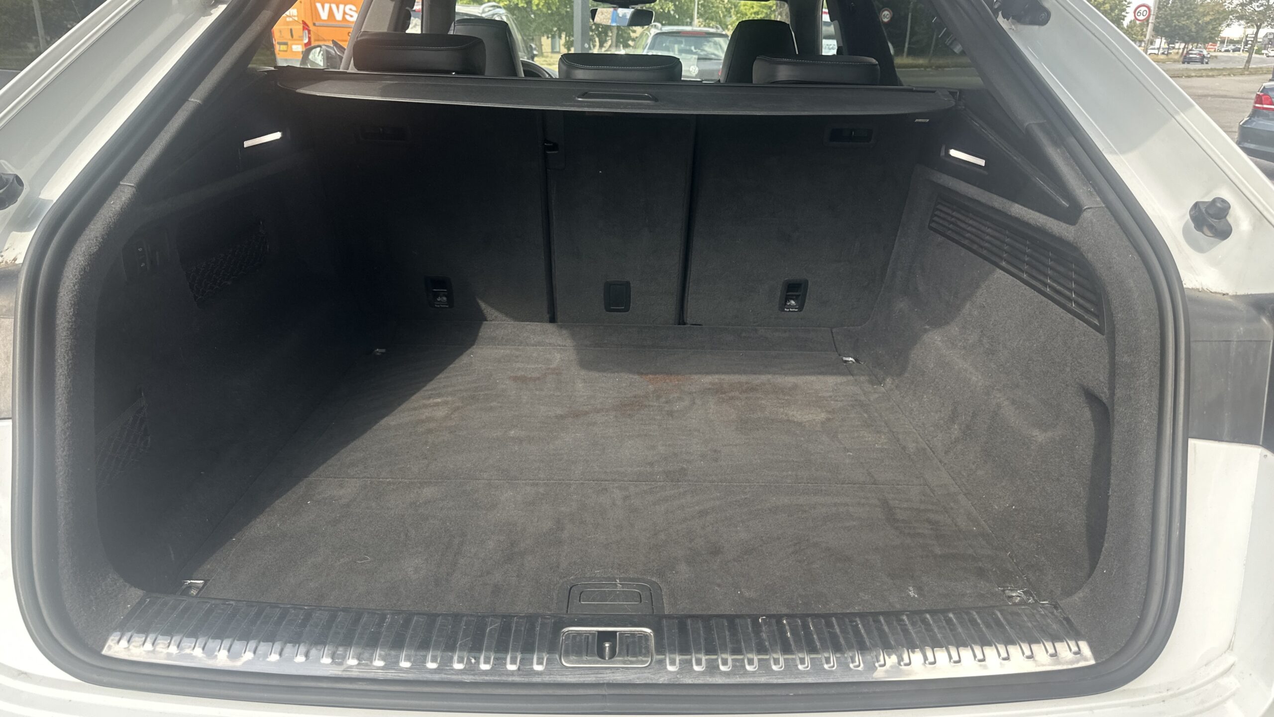 
								Audi Q8 full									