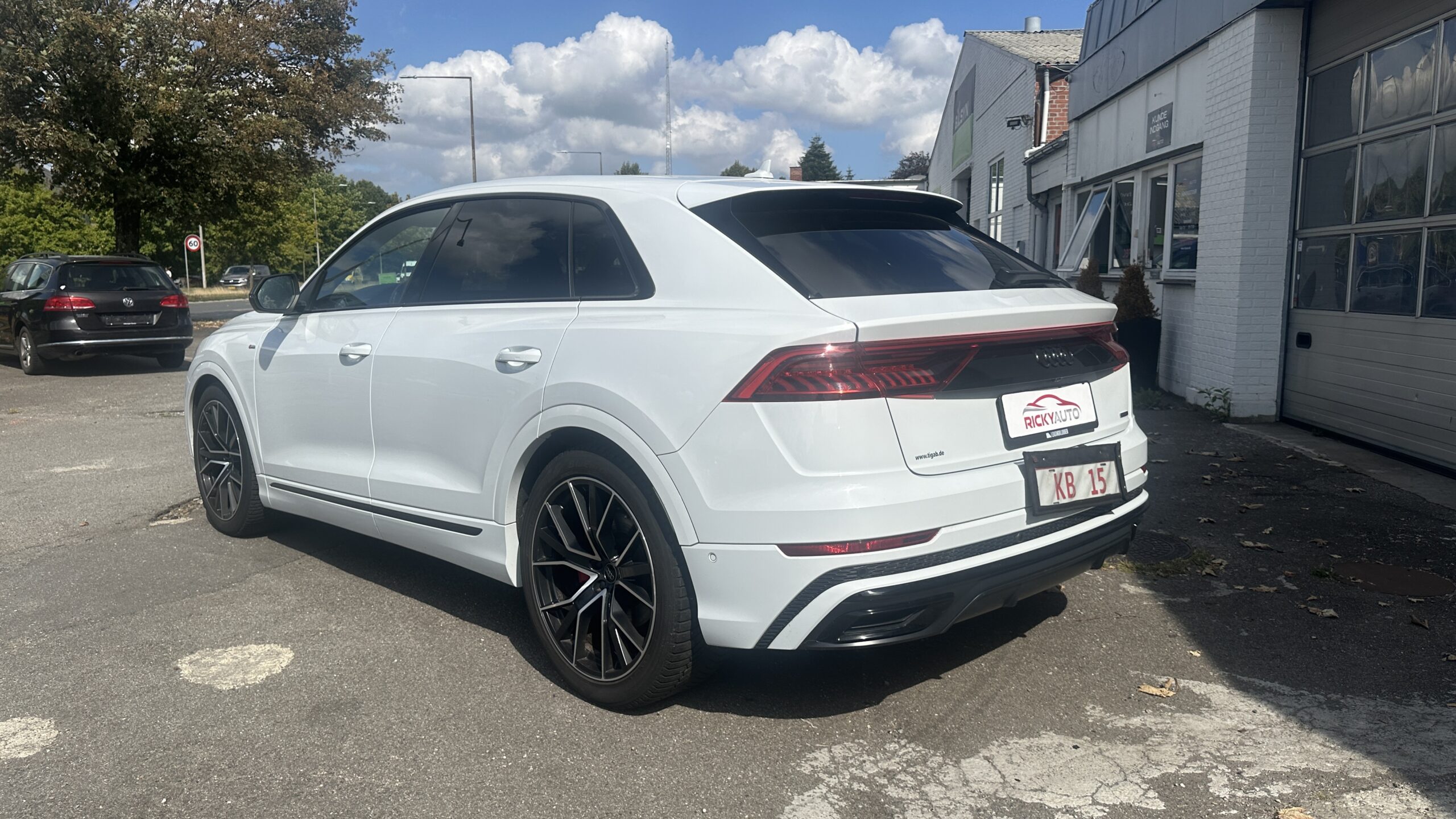 
								Audi Q8 full									