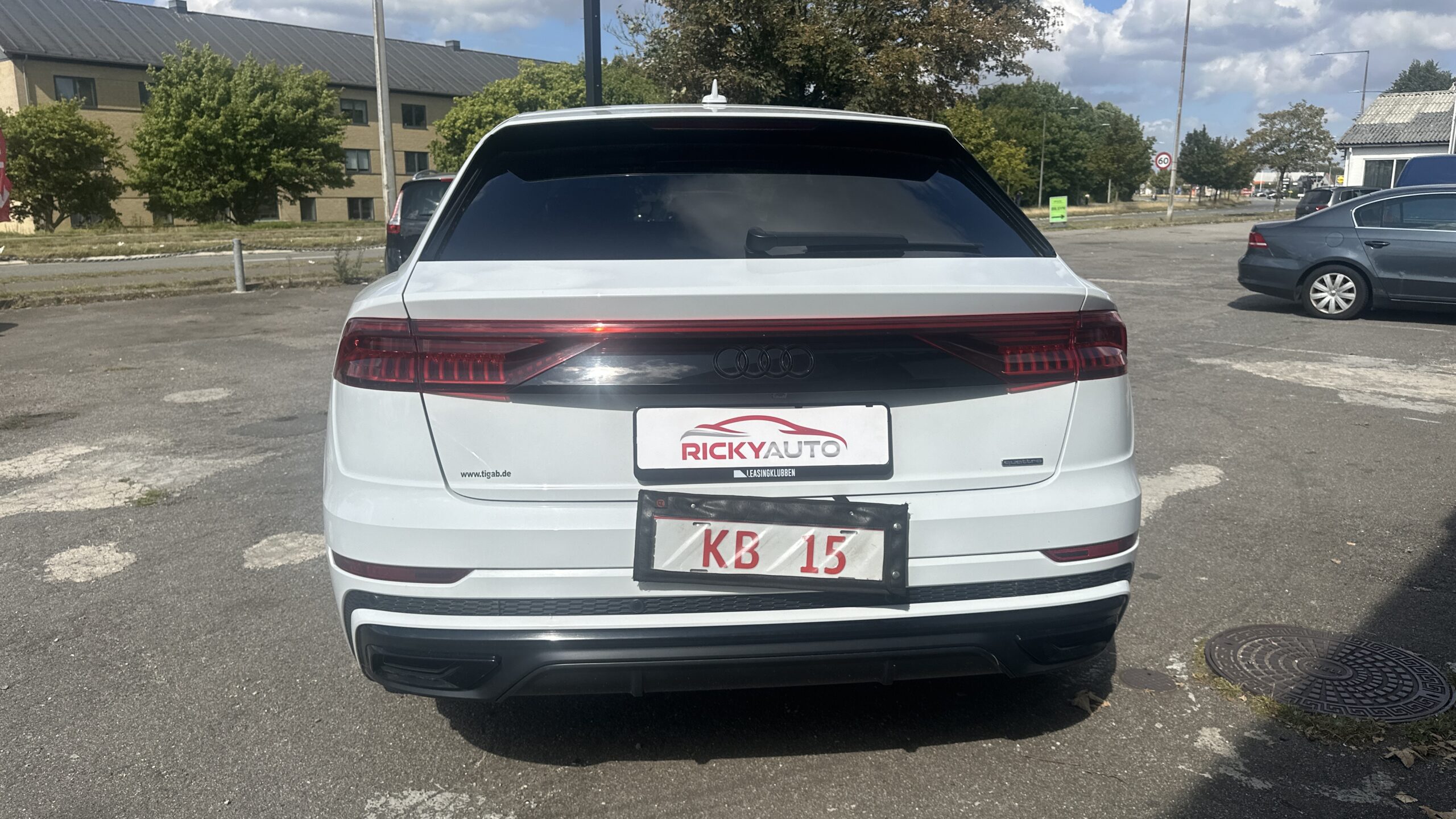 
								Audi Q8 full									