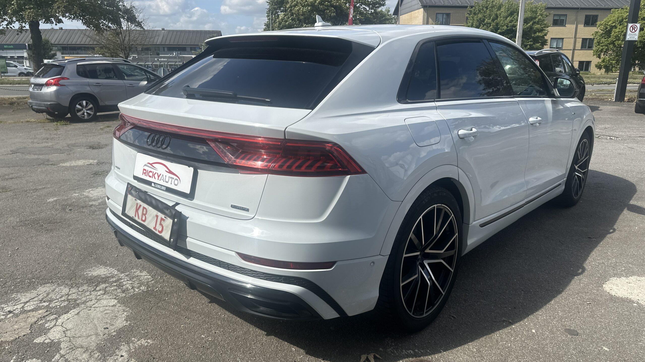 
								Audi Q8 full									