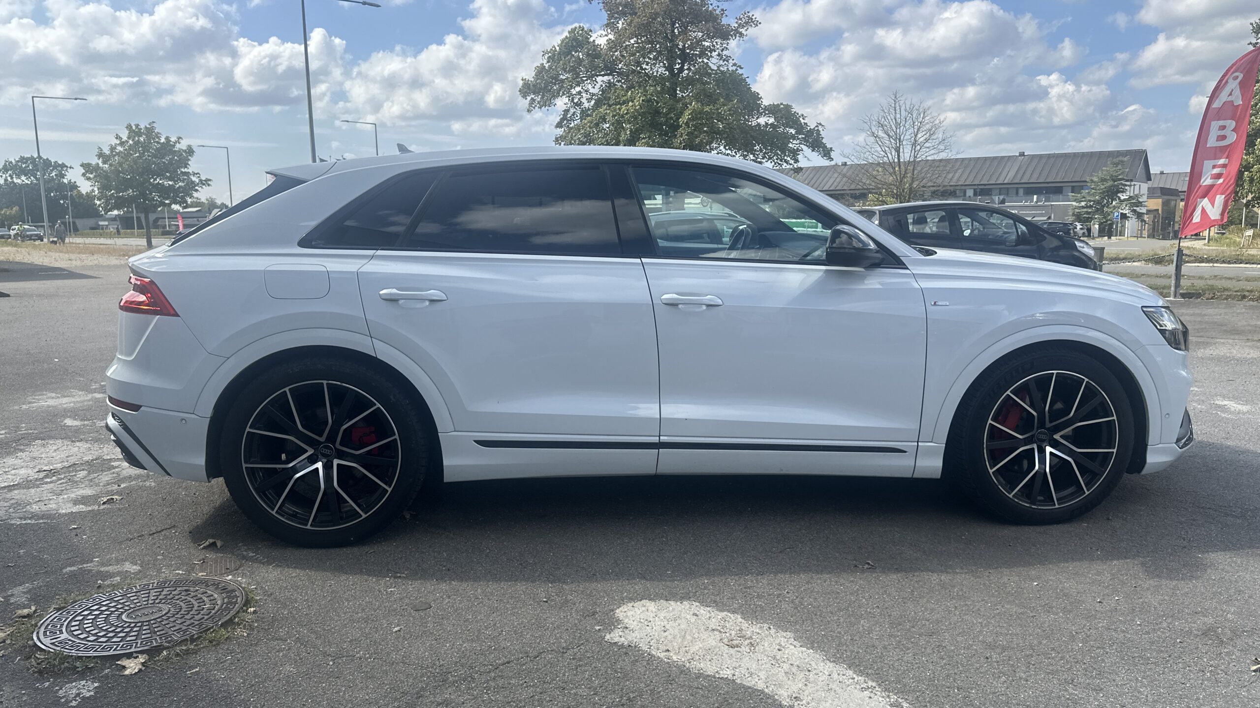 
								Audi Q8 full									