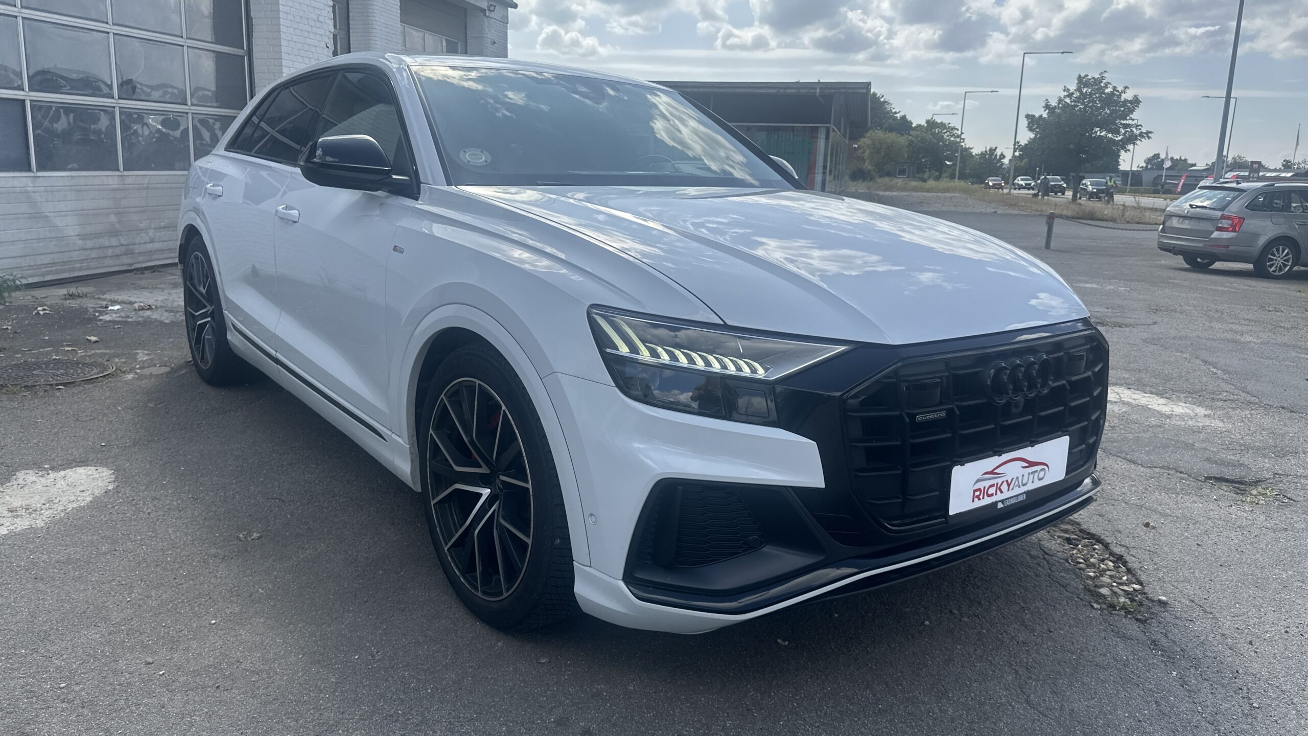 
								Audi Q8 full									