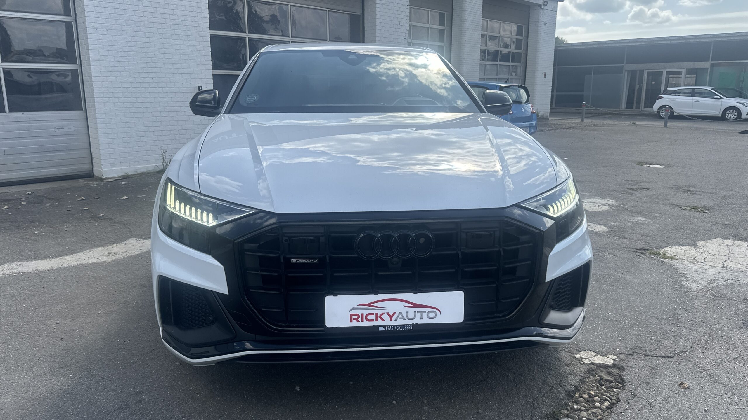 
								Audi Q8 full									