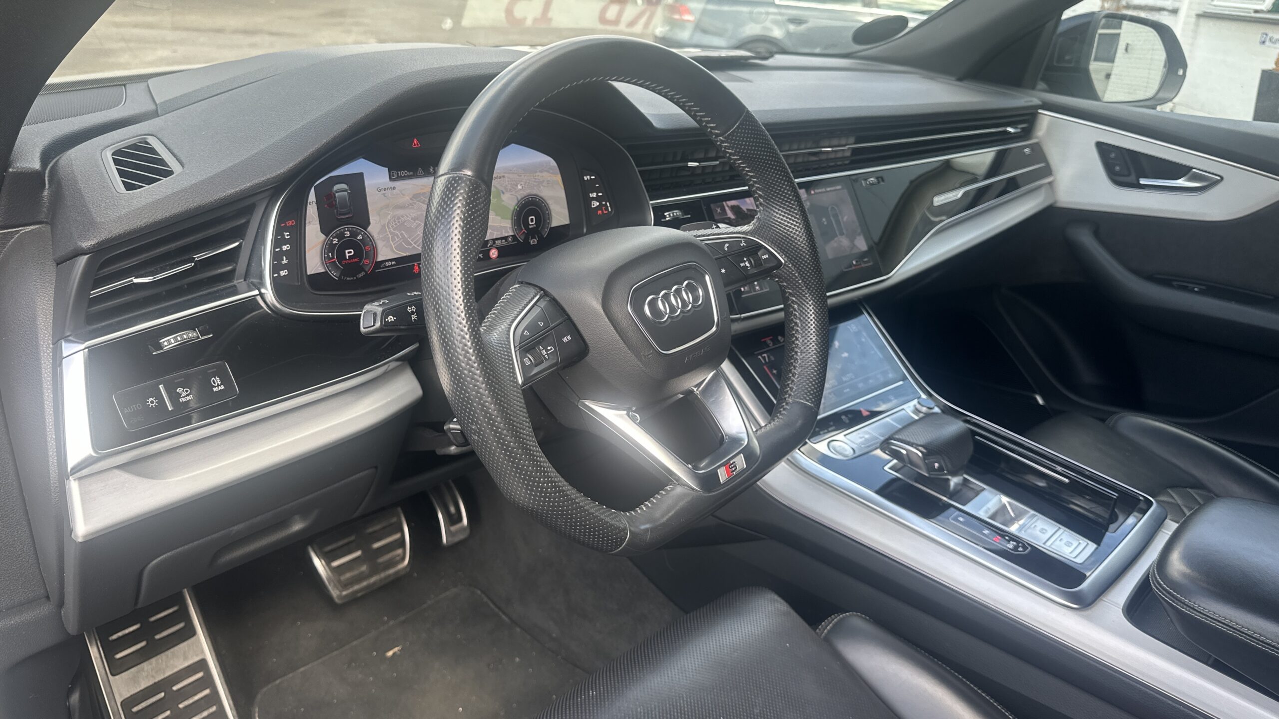 
								Audi Q8 full									