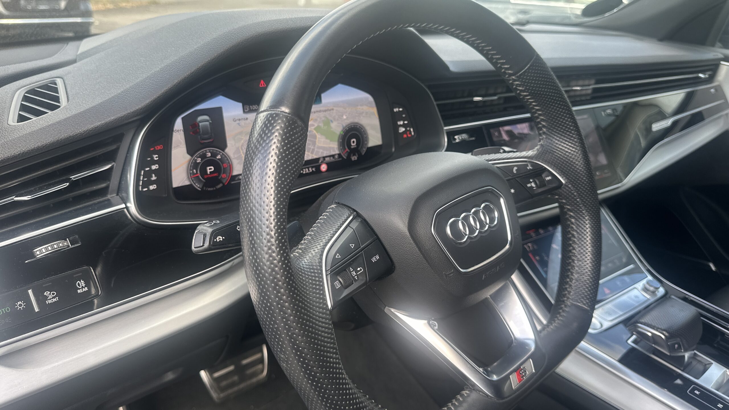 
								Audi Q8 full									